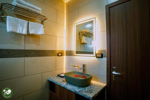 uma casa de banho com um lavatório e um espelho em LAM BUNGALOW Resort & Spa em Duong Dong