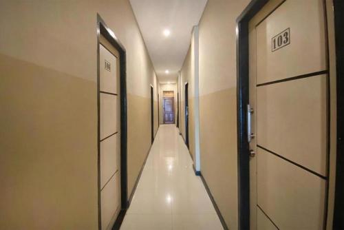een hal met twee deuren en een lange gang bij Urbanview Hotel Sabang Land Syariah Jayapura in Jayapura