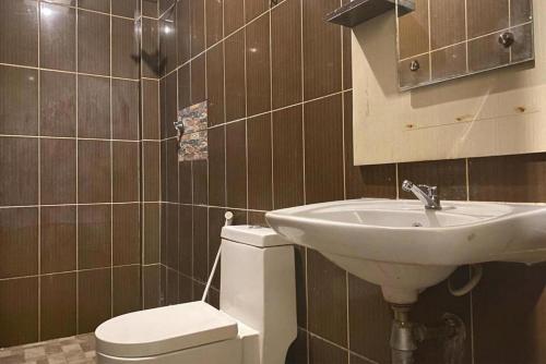 een badkamer met een wastafel en een toilet bij Urbanview Hotel Sabang Land Syariah Jayapura in Jayapura