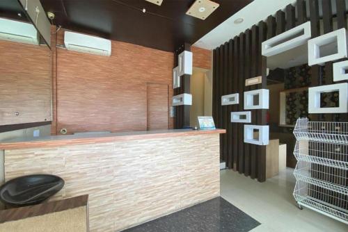 een lobby met een balie en een aantal manden bij Urbanview Hotel Sabang Land Syariah Jayapura in Jayapura