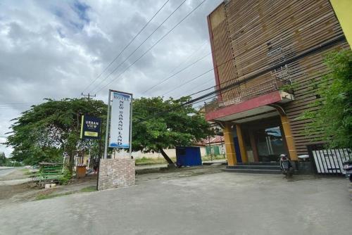 ein Gebäude mit einem Schild davor in der Unterkunft Urbanview Hotel Sabang Land Syariah Jayapura in Jayapura