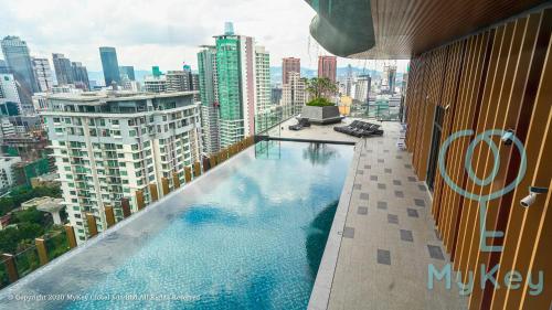 uma piscina no telhado de um edifício em Ceylonz Suites by MyKey Global em Kuala Lumpur