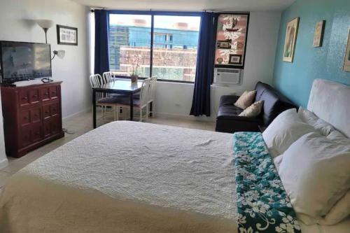 Katil atau katil-katil dalam bilik di Waikiki Condo High Floor Views Beaches Convention Center