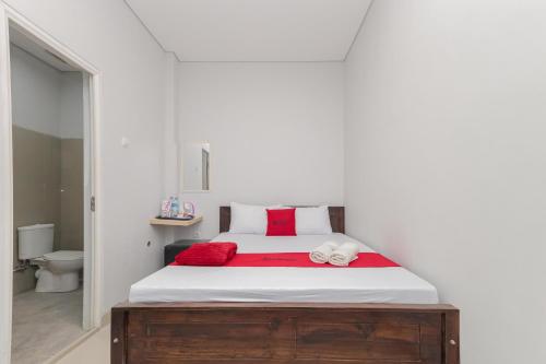 Postel nebo postele na pokoji v ubytování RedDoorz @ Gedangan Sidoarjo
