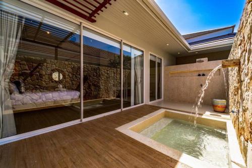 un bagno con vasca idromassaggio in una casa di Luxury 7 Bedroom Pool Villa WL67 a Hua Hin