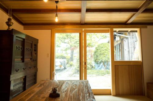 una sala da pranzo con una porta a vetri e una finestra di 宿坊 れんじょう寺 奈良 Temple Stay Renjoji Nara a Nara