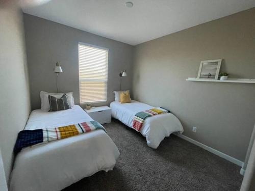 Katil atau katil-katil dalam bilik di Spacious, Family-Friendly Home