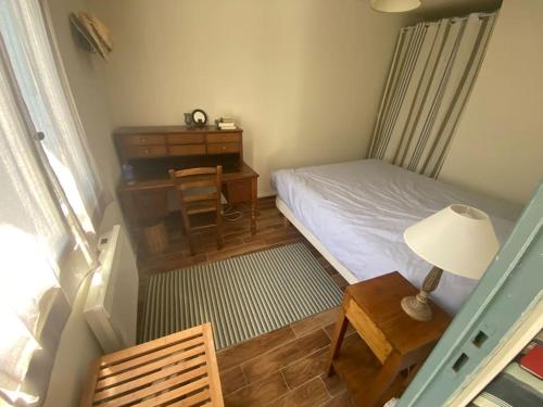 niewielka sypialnia z łóżkiem i biurkiem w obiekcie A l'ombre du figuier ! Maisonnette jardin / parking / proche mer w mieście Frontignan