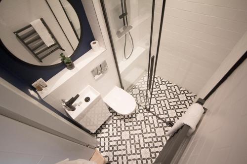 Un baño de Panoramic Terrace, Family-Friendly, 1min to Square