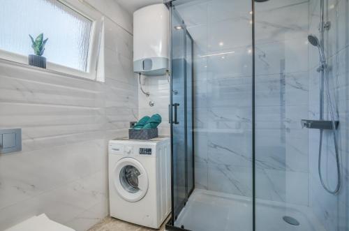 y baño con lavadora y ducha. en Apartman Luxury Lure, en Krk