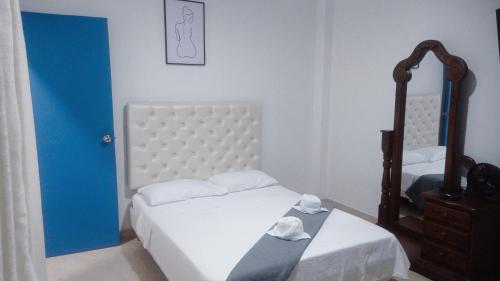 a bedroom with a bed and a dresser and a mirror at Tu hogar en Cali Apto centrico cómodo y privado in Cali