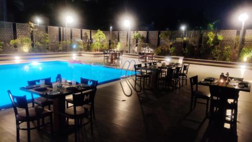 Manjeera Sarovar Premiereの敷地内または近くにあるプール