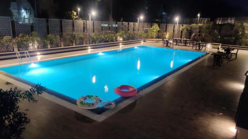 Manjeera Sarovar Premiereの敷地内または近くにあるプール