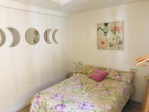 ein Schlafzimmer mit einem Bett und einige Bilder an der Wand in der Unterkunft Acogedor espacio en pleno casco antiguo in Pontevedra