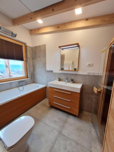 ein Badezimmer mit einem Waschbecken, einer Badewanne und einem WC in der Unterkunft Panorama glamping Vipavska dolina in Dobravlje