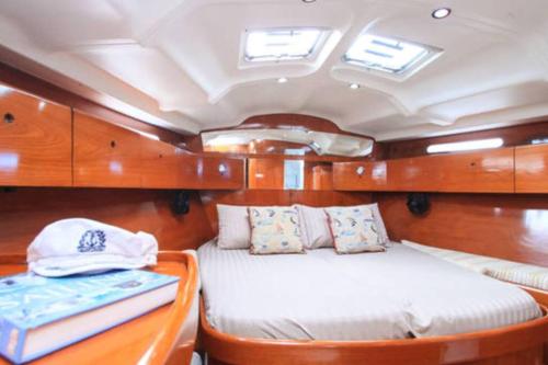 เตียงในห้องที่ 53ft Sailing Yacht PHUKET Family Sailing adventure