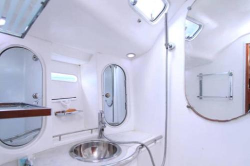 Bathroom sa 53ft Sailing Yacht PHUKET Family Sailing adventure