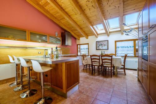 a kitchen with a bar and a dining room at Agriturismo i Merli in SantʼAmbrogio di Valpolicella