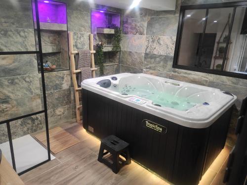 Kúpeľňa v ubytovaní Nuit de la sagesse "jacuzzi terrasse et parking privé"