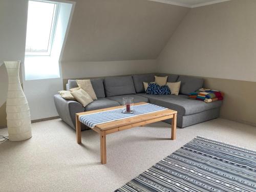 a living room with a couch and a coffee table at Ferienwohnung im Nierott in Gettorf