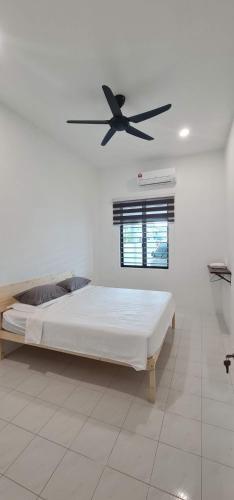 Ένα ή περισσότερα κρεβάτια σε δωμάτιο στο Mersing little homestay II