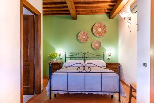 1 dormitorio con 1 cama azul en una pared verde en Il Cerreto, en La Pesta