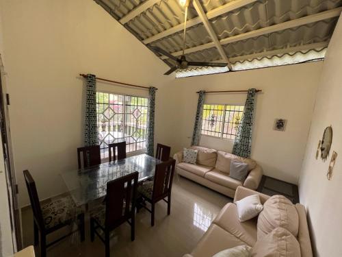 - un salon avec une table et un canapé dans l'établissement Villa Piña Alojamiento rural, 
