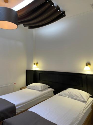 Una cama o camas en una habitación de Hotel 52