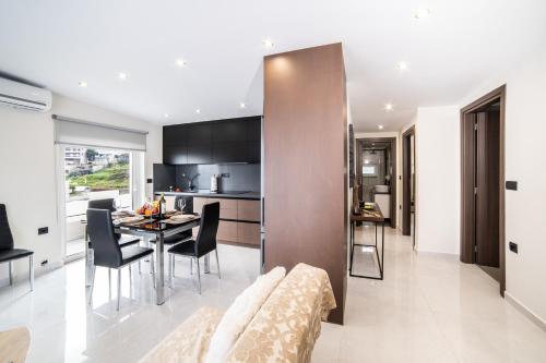 キサモスにあるHome Sweet Home - Big Balcony with Great Viewのテーブルと椅子のあるキッチンとリビングルーム