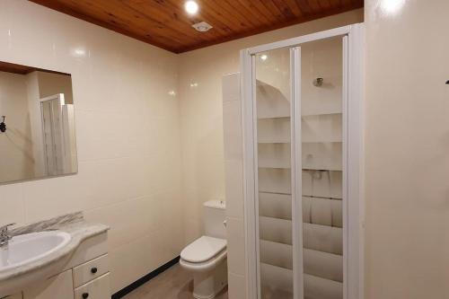 A bathroom at Cal Curpets - Bicicletas FREE