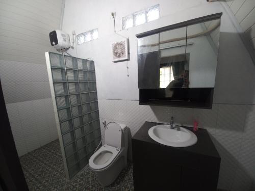 にあるKhethech cabinのバスルーム(トイレ、洗面台、鏡付)