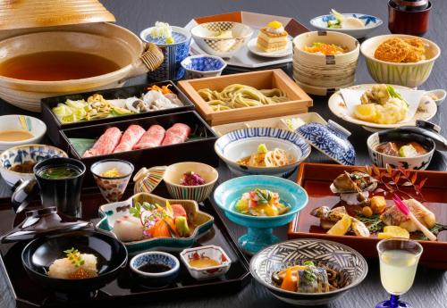 湯沢町にある湯けむりの宿 雪の花のトレーの上に様々な種類の食べ物を並べたテーブル