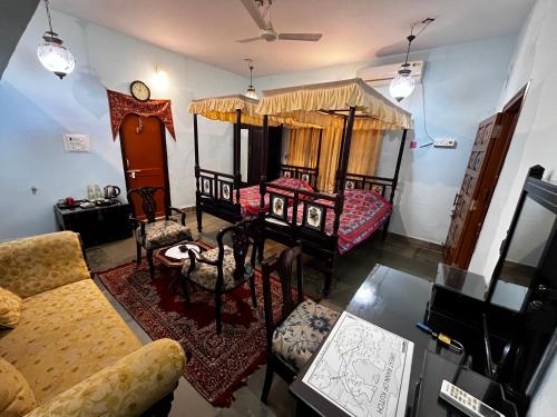 ein Wohnzimmer mit einem Sofa und einem Tisch in der Unterkunft Sharad Baug homestay in Bhuj