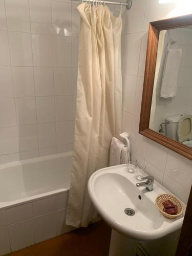 A bathroom at Hotel Restaurante Rio Cuervo