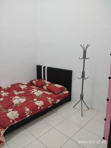 um quarto com uma cama e um tripé em Homestay Changlun em Changlun