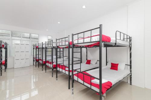 - une rangée de lits superposés dans un dortoir dans l'établissement Yayah Residence at Sawojajar Bogor Redpartner, à Bogor