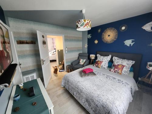1 dormitorio con 1 cama grande y paredes azules en Brigitte room, en Barro