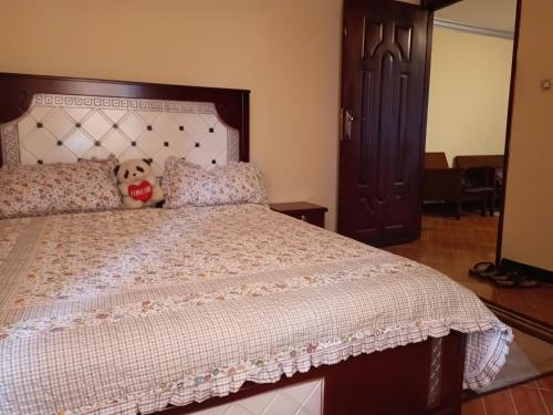 un orsacchiotto seduto sopra un letto di Fully furnished condo in the center of addis ababa ad Addis Abeba