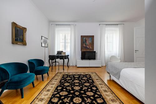 - une chambre avec un lit, une télévision et un bureau dans l'établissement ViandanteHome, Luxury Rooms, à Trieste