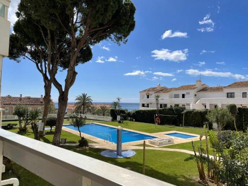 een uitzicht vanaf het balkon van een villa met een zwembad bij Apartamento Los Cisnes in Benalmádena