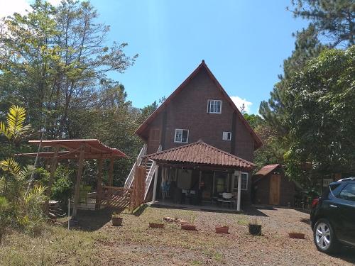 una casa con un coche aparcado delante de ella en Cabañas en Los Altos de cerro Azul Panamá Cascadas RIos Naturaleza viva, en Los Altos de Cerro Azul
