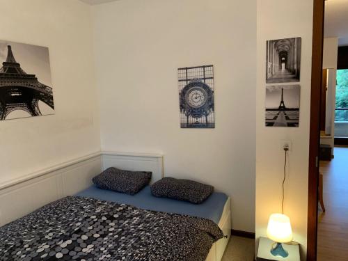 Schlafzimmer mit einem Bett und Bildern an der Wand in der Unterkunft Appartamento Ticino in Maroggia