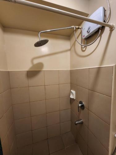 uma casa de banho com uma cabeça de chuveiro em AVIDA TOWER Free Airport Pick up for 3 nights stay or more em Dávao
