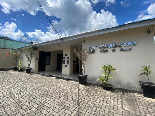 Gallery image of De Homestay Mitra RedDoorz Bitung in Bitung