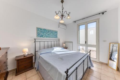 ein Schlafzimmer mit einem Bett, einer Kommode und einem Fenster in der Unterkunft Villetta del cuore- Firenze del Sud in Marina San Gregorio