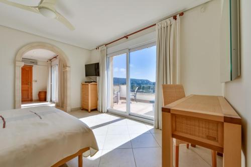 Giường trong phòng chung tại Villa MyPlaceToBe Moraira