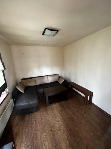 ein Wohnzimmer mit einem Sofa und einem Tisch in der Unterkunft Baza Pădurice in Vadul lui Vodă