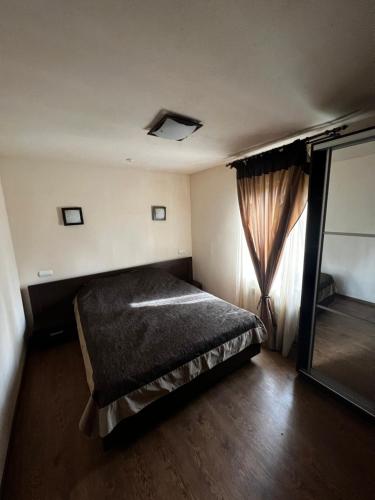 1 dormitorio con cama y ventana grande en Baza Pădurice en Vadul lui Vodă