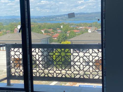 薩潘賈的住宿－Villa منظر，从阳台的窗户可欣赏到风景。