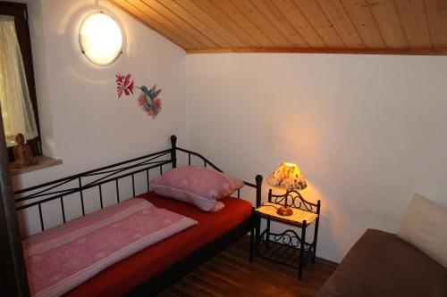 een slaapkamer met 2 bedden en een lamp op een tafel bij Pension Zur Freiheit in Passau